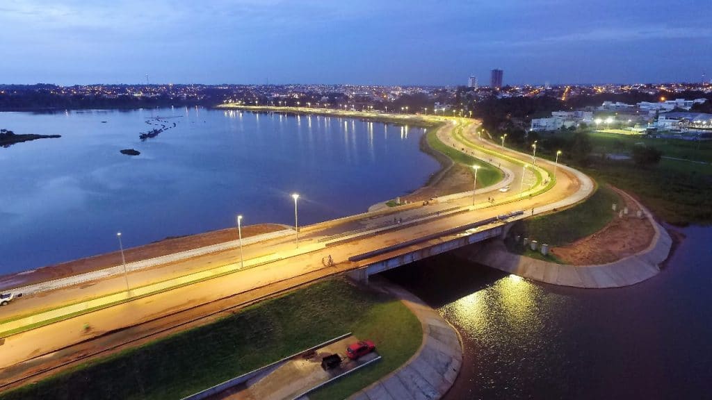 Vista aérea noturna de Araguaína, Tocantins: o rio, a ponte e as avenidas iluminadas da cidade anfitriã.
